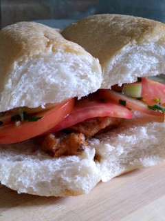 Una foto de Sándwich de pescado y ensalada chilena
