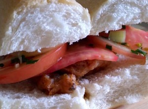 Una foto de Sándwich de pescado y ensalada chilena