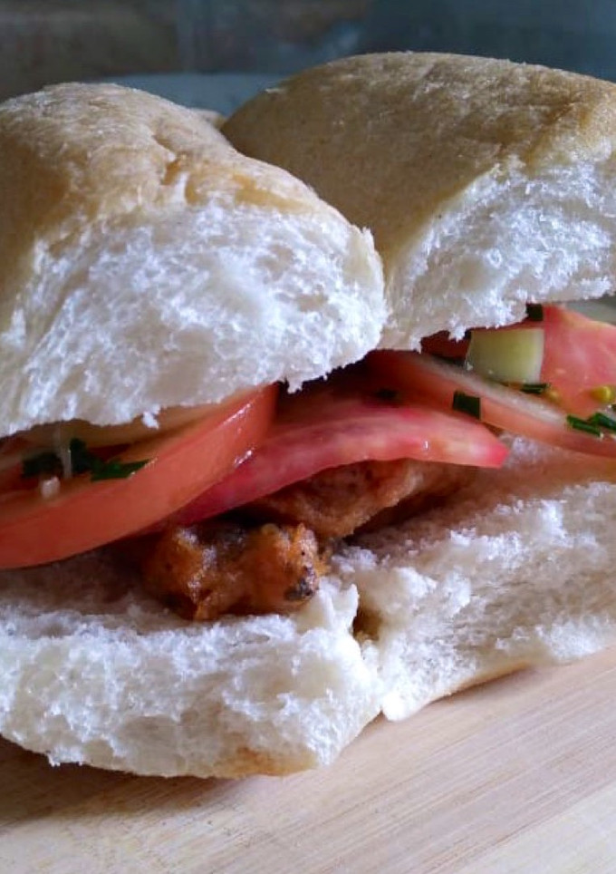 Una foto de Sándwich de pescado y ensalada chilena