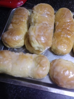 Una foto de Pepitos relleno de crema pastelera de almendra horneados
