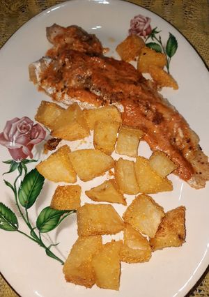 Una foto de Papas con pescado y salsa de morrón
