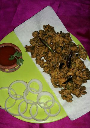 পালং পেঁয়াজ পাতার পকোড়া (palong peyaj patar pokora recipe in Bengali) রেসিপির প্রধান ছবি