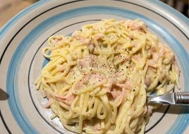 Fideos para flojos: con jamón, queso y crema