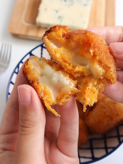 Una foto de Croquetas de calabaza y gorgonzola 🧀