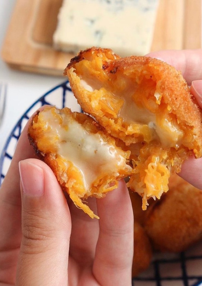 Una foto de Croquetas de calabaza y gorgonzola 🧀