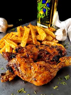 Una foto de Pollo "alla diavola" con patatas fritas {freidora de aire}