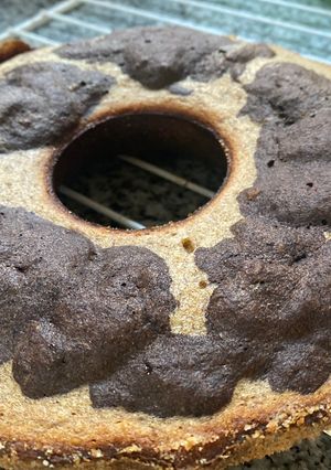 Una foto de Torta saludable de banana marmolada