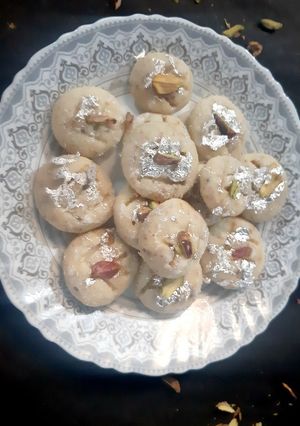 मिल्क पाउडर पेड़ा(Milk powder peda recipe in hindi) रेसिपी मुख्य फोटो