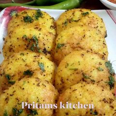 A picture of Rawa masala idli with onion chilli Chutney.