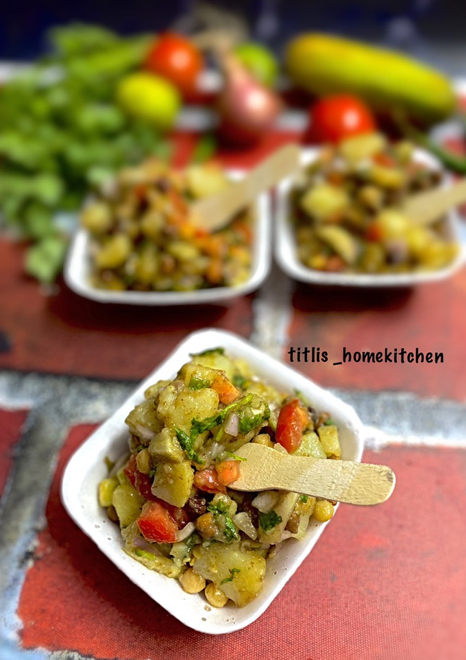 A picture of Bengali Aloo Kabli Chaat.