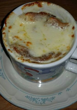 A picture of French Onion Soup.