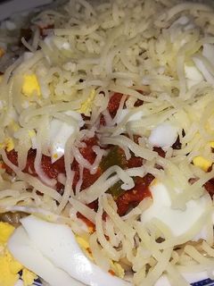 Una foto de Espaguetti con huevo y atún