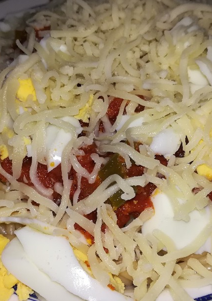 Una foto de Espaguetti con huevo y atún