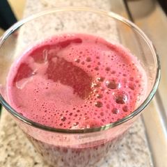 A picture of Detox: carrot and beetroot juice with a spike of lemon.