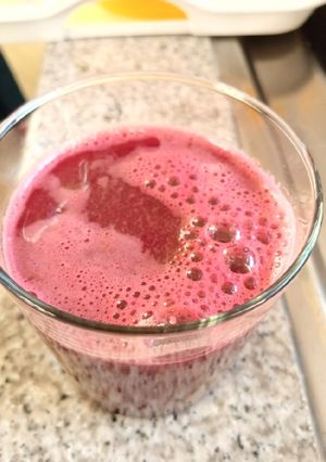 A picture of Detox: carrot and beetroot juice with a spike of lemon.