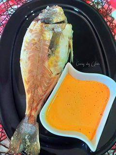 Una foto de Dorada a la sal con hierbas aromáticas frescas y hojas de té
