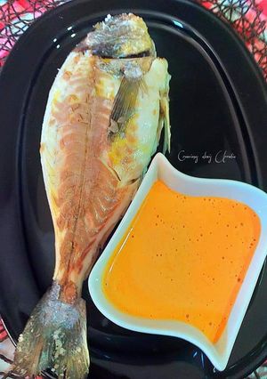 Una foto de Dorada a la sal con hierbas aromáticas frescas y hojas de té