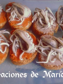 Una foto de Pintxo de gulas con boquerones