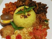 Gambar nasi kuning komplit
