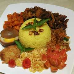 รูปของ Nasi kuning lengkap