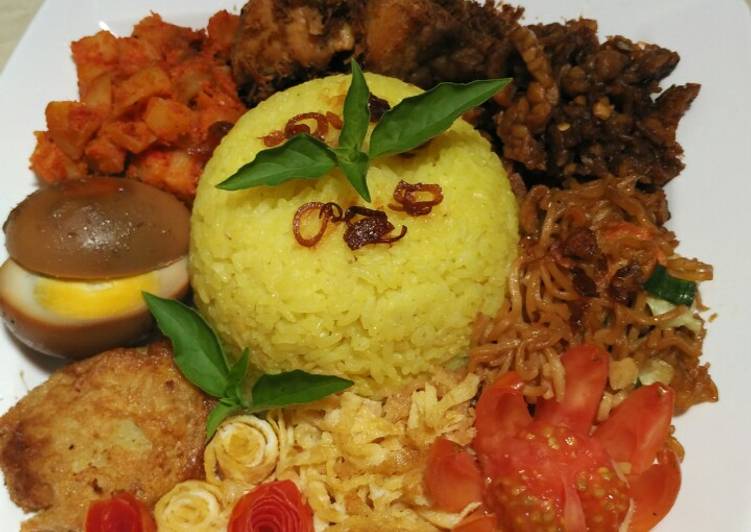 Resep Nasi kuning lengkap  oleh wulandari Cookpad