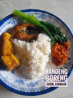 Foto resep Ikan Bandeng goreng,lalapan & sambal tomat