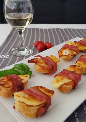 Φωτογραφία της συνταγής Καναπεδάκια με ταλαγάνι, μπέικον και πέστο λιαστής ντομάτας