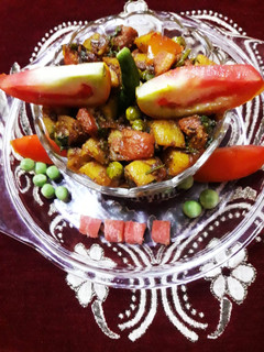 आलू गाजर मटर की सब्जी(Aalo Gajar Matar ki sabzi recipe in hindi) रेसिपी मुख्य फोटो