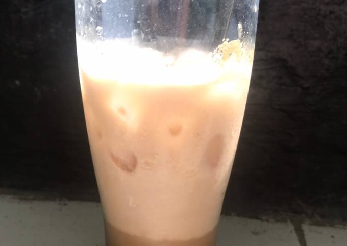 Resep Es kopi susu Strawberry oleh Kamillassy - Cookpad