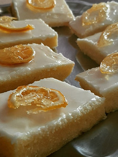 Una foto de Brownie de limón con glaseado de limón