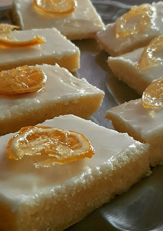 Una foto de Brownie de limón con glaseado de limón