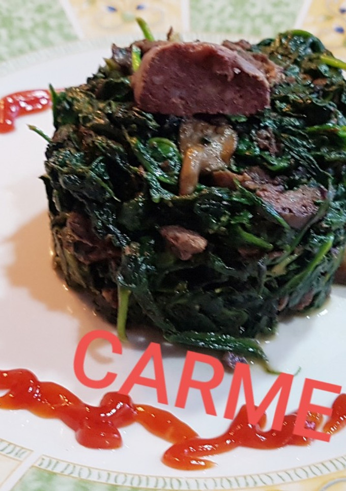 Una foto de Revuelto de espinacas y butifarra negra
