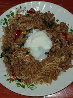 รูปของ บะหมี่ผัดกะเพราไข่ลวก