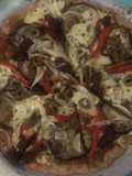 Pizza vegetariana con tomates secos y pesto