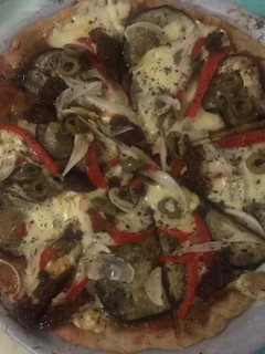 Una foto de Pizza vegetariana con tomates secos y pesto
