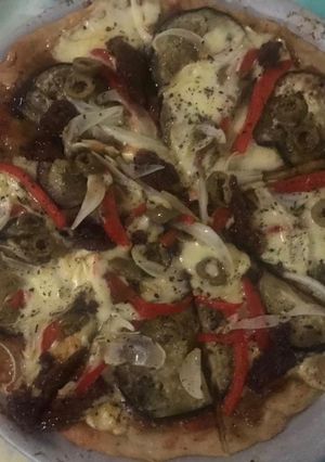 Una foto de Pizza vegetariana con tomates secos y pesto
