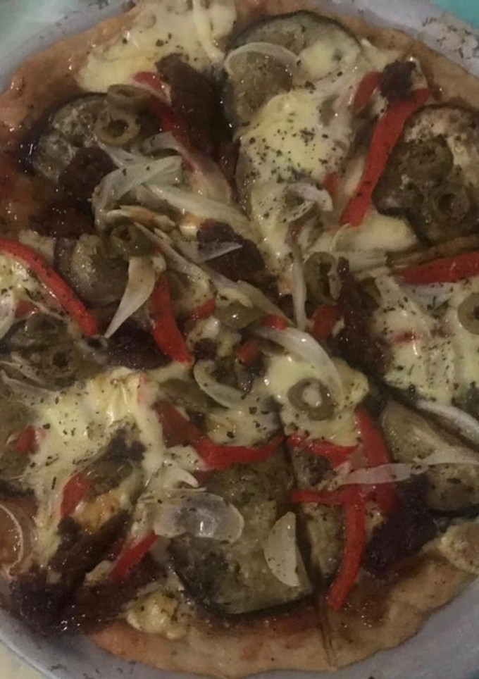 Una foto de Pizza vegetariana con tomates secos y pesto