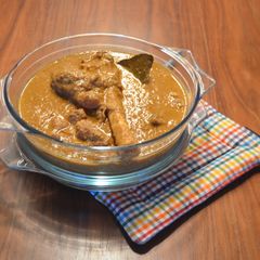 A picture of Lamb shank korma.
