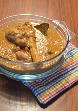A picture of Lamb shank korma.