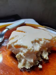 Una foto de Torta de queso y duraznos sin horno