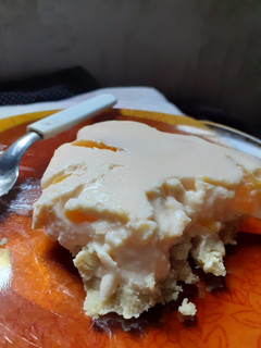Una foto de Torta de queso y duraznos sin horno
