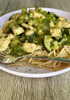 Csirkemell cukkinis-borsós ágyon recept fotója