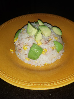 Una foto de Salpicón de arroz y atún.🍲