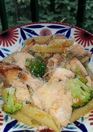 Una foto de Ensalada de brócoli, pastas y salmón