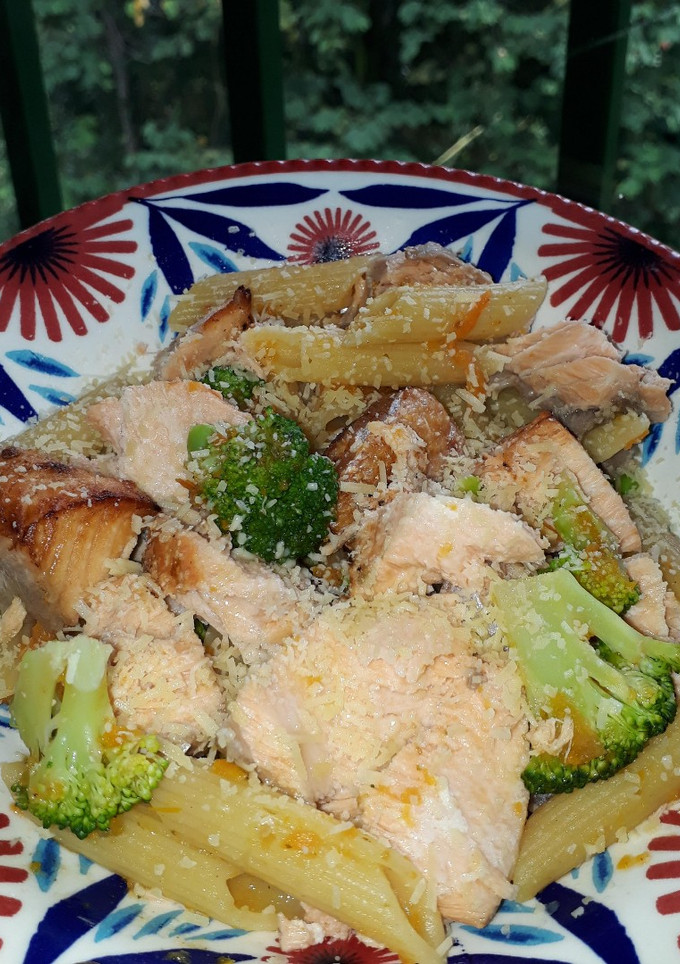 Una foto de Ensalada de brócoli, pastas y salmón