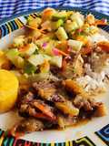 Carne guisada, ensalada de mango, pepino y manzana y plátano cocinado