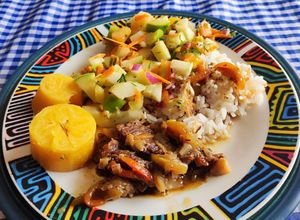 Una foto de Carne guisada, ensalada de mango, pepino y manzana y plátano cocinado