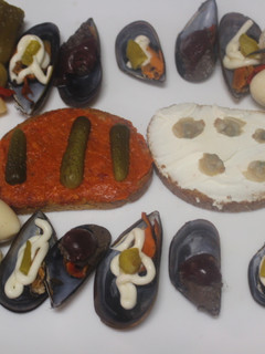 Una foto de Mejillones con dos salsas