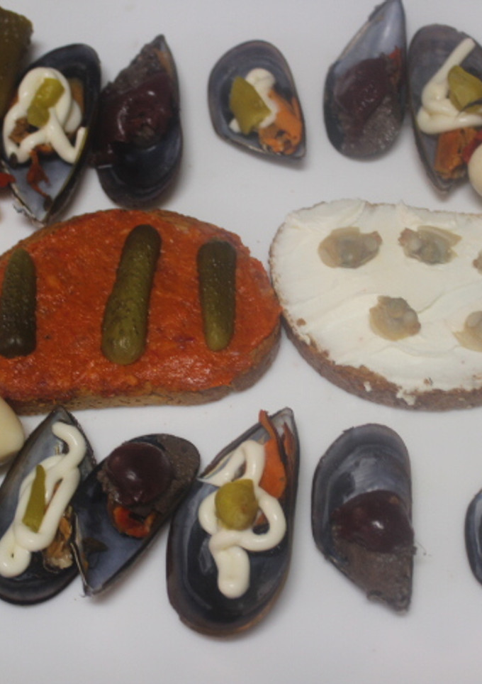 Una foto de Mejillones con dos salsas