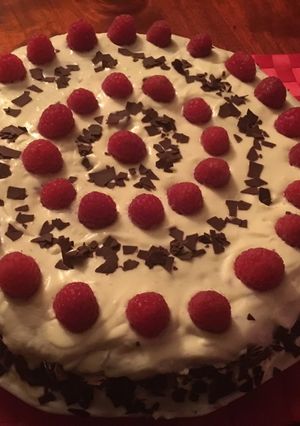 Una foto de Tarta de arándanos y frambuesas 🍰😍😋